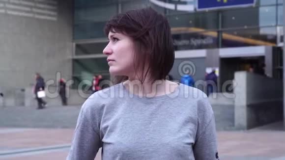 旅游女孩看着布鲁塞尔的欧洲议会比利时慢动作多莉变焦效果视频的预览图