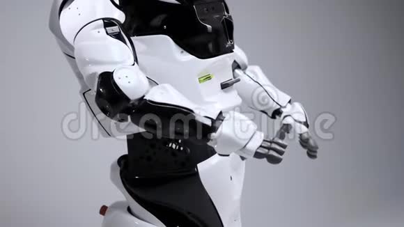 现代机器人技术白色现代机器人在一个明亮的工作室安卓系统挥舞着问候的手问候观众视频的预览图