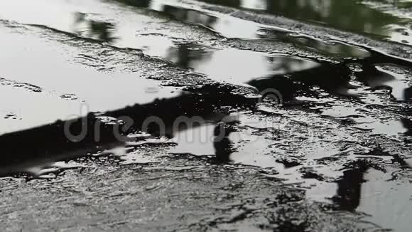 雨水的沥青细节视频的预览图