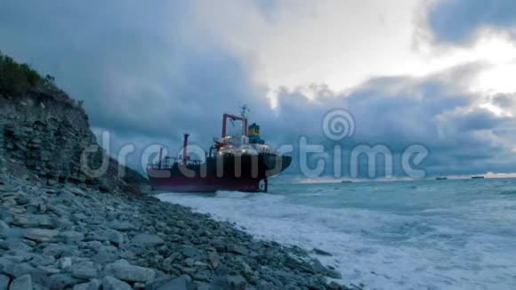 干货船在黑海沿岸搁浅运输船停泊在岸边视频的预览图