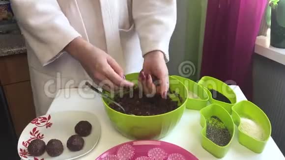 女人用可可粉和融化的黄油混合成球为了做糖果时间流逝视频的预览图