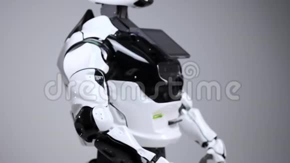 现代机器人技术白色现代机器人在一个明亮的工作室安卓系统挥舞着问候的手问候观众视频的预览图