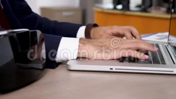 电脑键盘上人手打字速度快视频的预览图