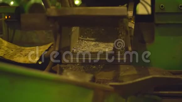 切割金属片的压力机视频的预览图