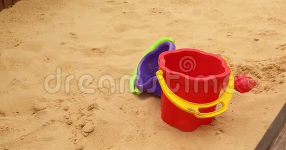 儿童玩具桶铁锹和沙铲视频的预览图