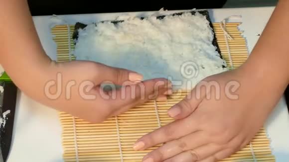 厨子用米饭把诺里河翻过来铺馅视频的预览图