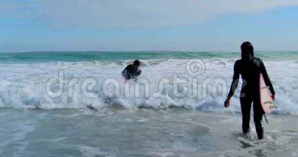 冲浪夫妇享受海浪4K视频的预览图