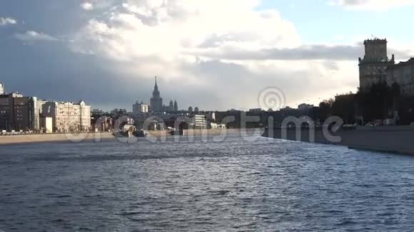 莫斯科市莫斯科河和堤岸在秋季傍晚视频的预览图