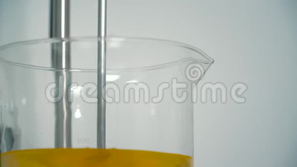 制药搅拌机将橙胶混合在杯子里视频的预览图