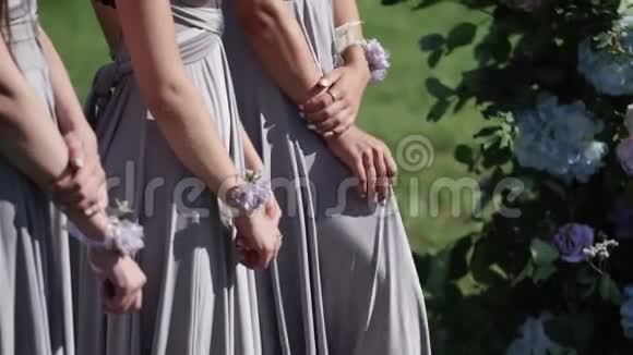 穿着蓝色灰色连衣裙的新娘在户外举行婚礼视频的预览图