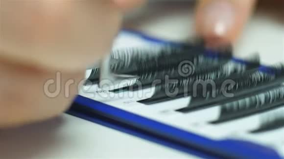 特写一位大师在工作时的人工睫毛延伸材料特写一位大师在工作时的高清视频的预览图