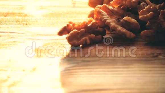 木桌上一堆有壳的核桃视频的预览图