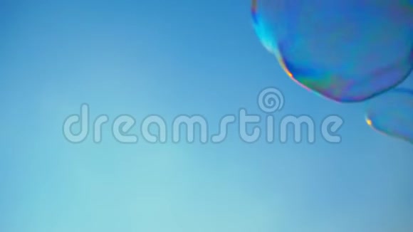 大肥皂泡在缓慢运动中转化肥皂泡在天空背景上飞行视频的预览图