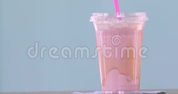 粉色奶昔塑料杯外卖视频的预览图