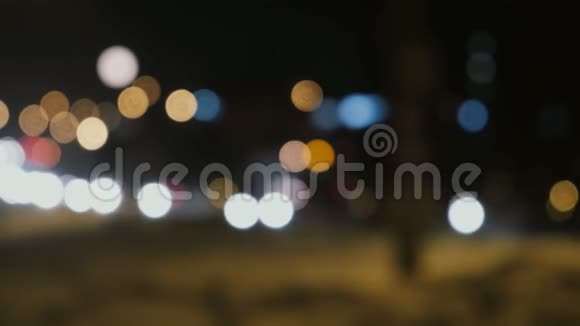 模糊的汽车冬天的夜晚很亮视频的预览图