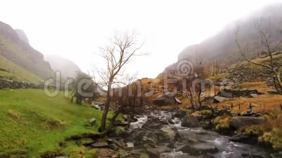在雾蒙蒙的一天威尔士斯诺多尼亚国家公园令人惊叹的景观视频的预览图