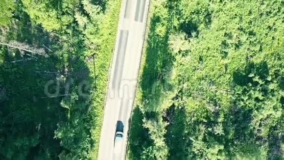森林和欧洲农村汽车路视频的预览图