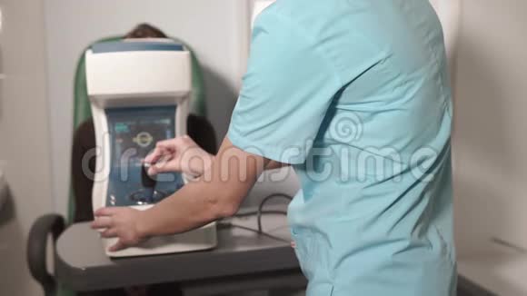 一位妇女在眼科医生办公室检查视力视频的预览图