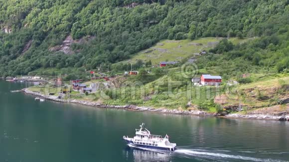 在吉兰格峡湾的步行船斯特兰达挪威视频的预览图
