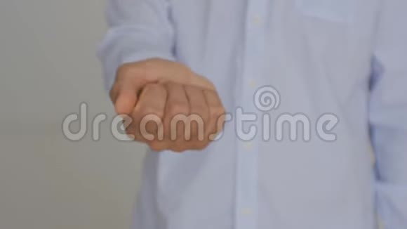 一个穿着浅蓝色衬衫的中年男人的手手里拿着100美元的钞票视频的预览图