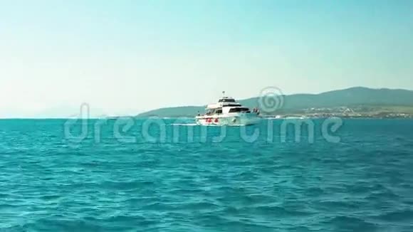 一艘小船在海里视频的预览图