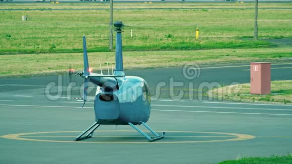 准备从机场起飞的蓝色小型直升机视频的预览图