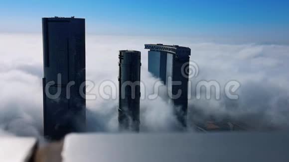 从高空俯瞰城市摩天大楼云雾飘过阿布扎比阿里姆岛太阳和天空塔视频的预览图