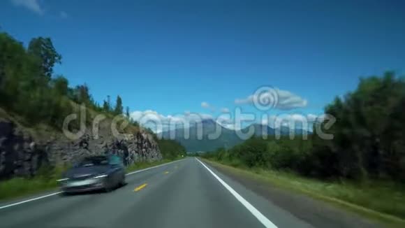 在挪威的路上驾驶汽车视频的预览图