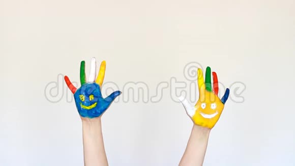 彩色的双手带着微笑幸福好心情快乐创意艺术和绘画的概念视频的预览图