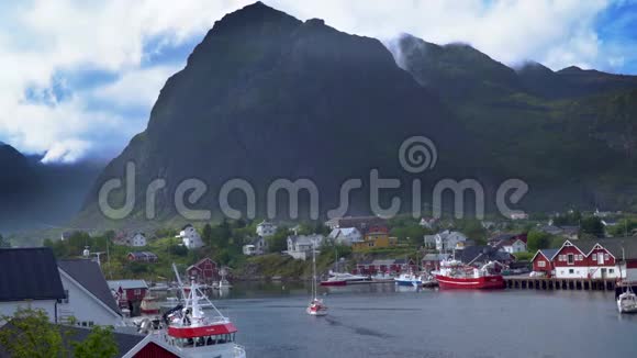 拥有渔船和美丽山脉的海湾视频的预览图