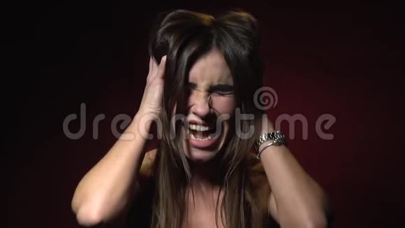慢镜头拍摄一个长头发的女人从悲伤中尖叫视频的预览图