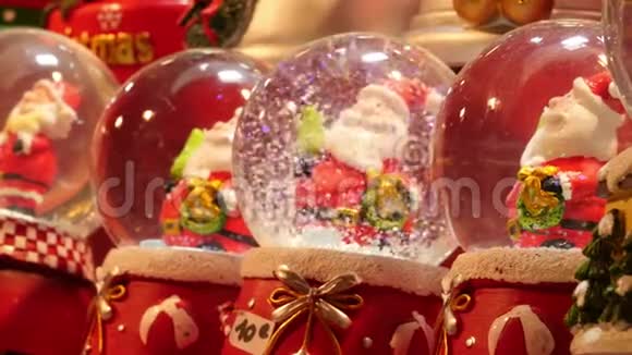 法国巴黎2019年12月11日圣诞市场上出售的小雪球生圣诞老人视频的预览图
