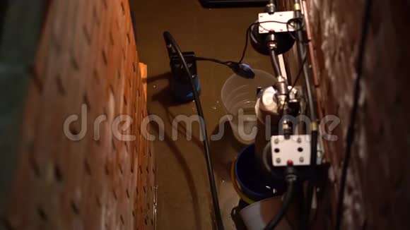 地下室的洪水水泵从被淹房间抽水视频的预览图