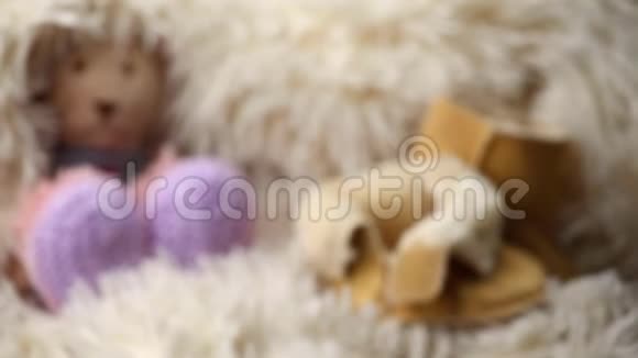 新生婴儿羊毛衣服鞋玩具熊视频的预览图
