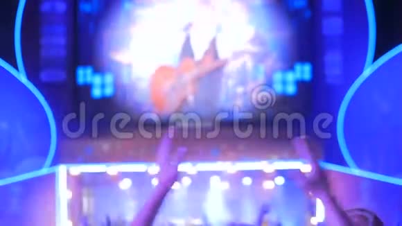 男子剪影晚会和鼓掌在夜间摇滚音乐会视频的预览图