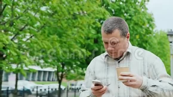 中年男子在路上喝咖啡视频的预览图