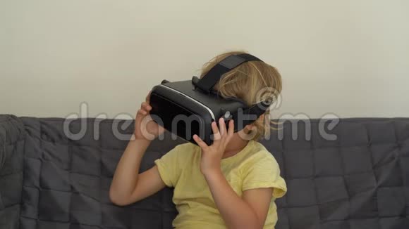 一个小男孩的特写镜头使用虚拟现实耳机虚拟现实眼镜虚拟现实概念儿童和现代技术视频的预览图