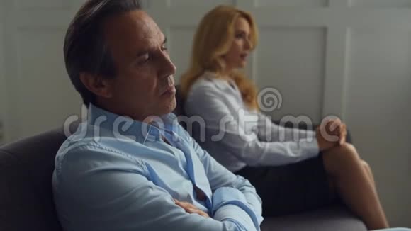 失望的夫妇坐在心理学家办公室视频的预览图