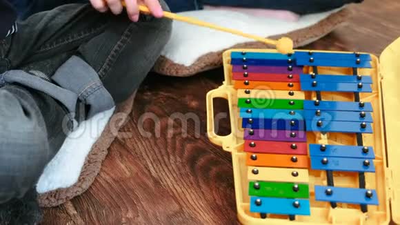 演奏音乐乐器特写男孩和老师手在玩木琴视频的预览图