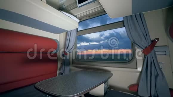 铁路旅行概念在火车上布置的轿箱乘火车旅行的概念视频的预览图