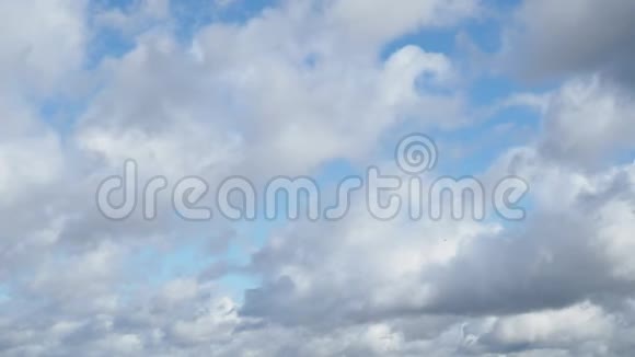 灰白色的云很快穿过蓝天视频的预览图