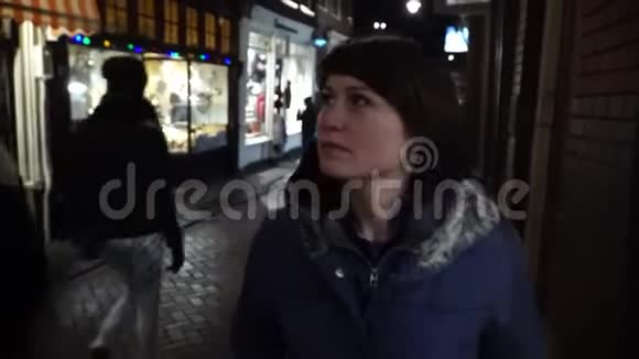 女游客晚上在阿姆斯特丹散步视频的预览图