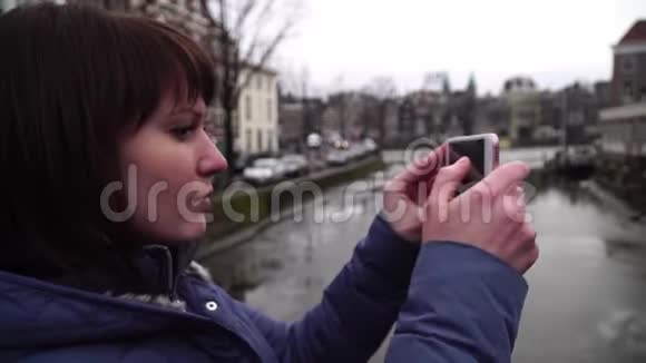 女游客在阿姆斯特丹的智能手机上拍照视频的预览图
