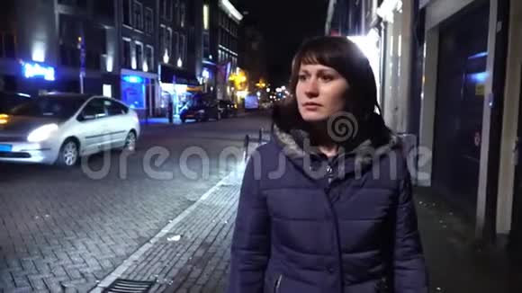 女游客晚上在阿姆斯特丹散步视频的预览图