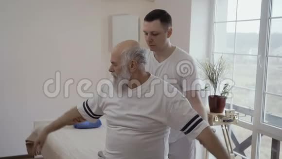 医生和老人一起做运动视频的预览图