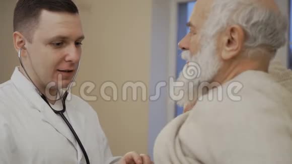 医生用听诊器倾听老人的心声视频的预览图