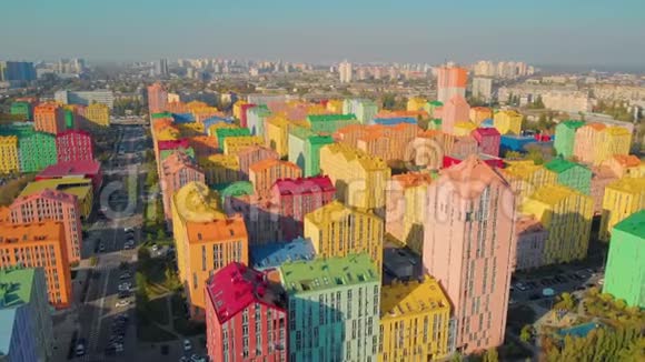 城市街道上五颜六色的建筑物的鸟瞰图视频的预览图