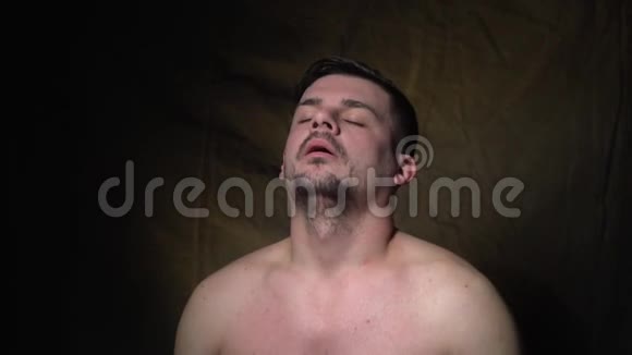 疲倦的人揉揉他的脸展示他想睡觉的样子视频的预览图
