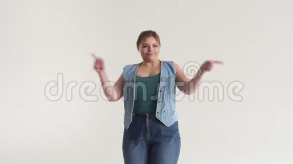 超胖的女人在演播室跳舞视频的预览图