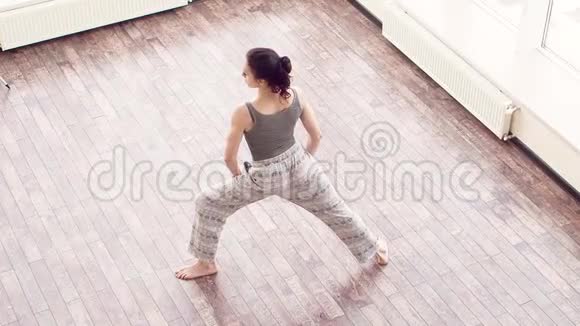 在家做瑜伽的女人弓箭手的姿势视频的预览图